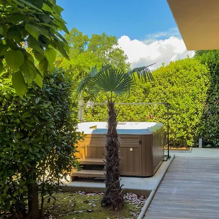 Luxurious In With Private Swimming Pool, Be Inside Or Outside